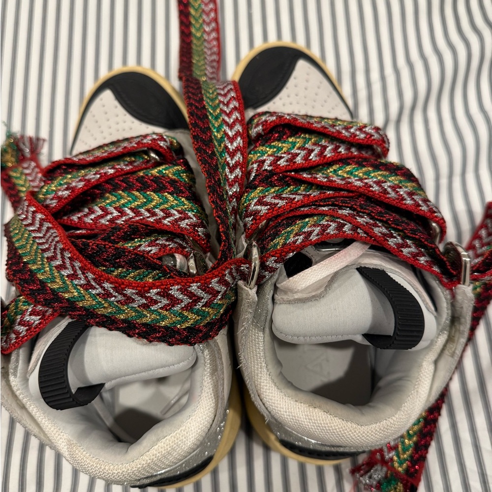 Stylish Kids Sneakers with Multicolor Laces